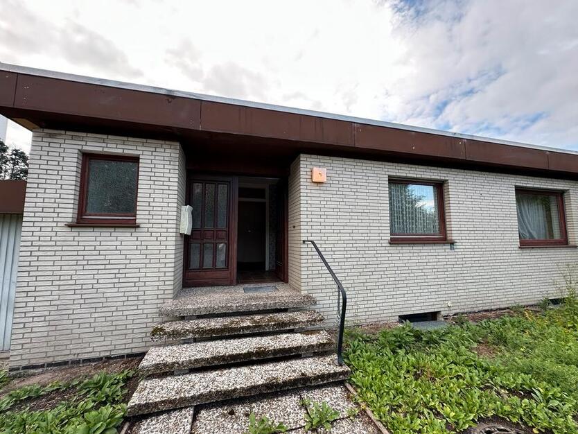 Helle DHH Bungalow mit großem Keller und GartenGarage in Misburg