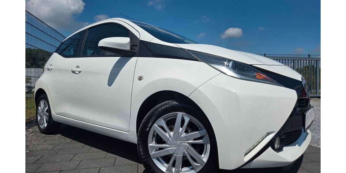 Toyota Aygo (X) 64.000 km 6.999 &euro; Paderborn 33102