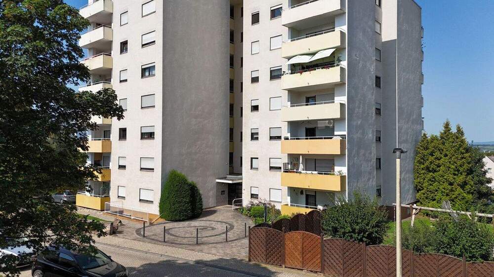 Helle 3,5-Zimmer-Komfortwohnung mit Balkon, Weitblick und Pkw-Stellplatz 3 zimmer