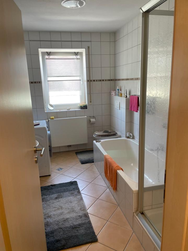 Sonnige, hochwertig ausgestattete Wohnung mit Balkon und Garage zimmer