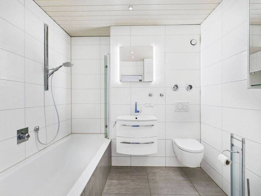 Helle DreiZimmerwohnung mit Balkon und Wohlfühlbad in Freiberg am Neckar!