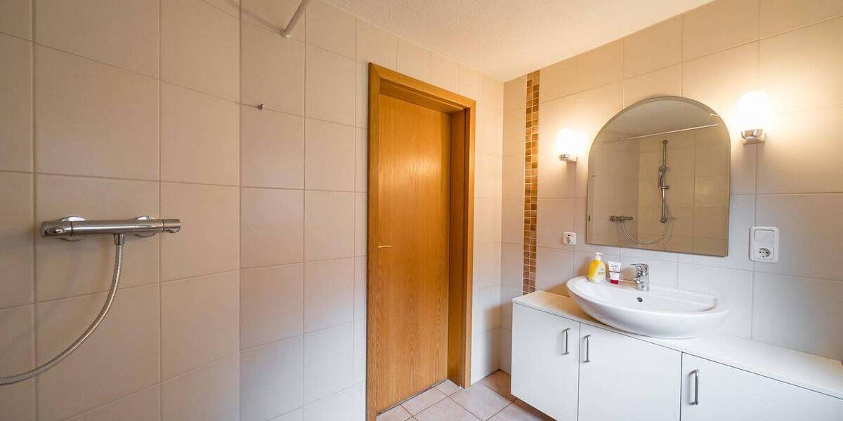 Mehrfamilienhaus, Wohnhaus Bockhorn-Moorwinkelsdamm Moorwinkelsdamm - 8 Zimmer, 175 m&sup2;, 395.000&euro; | Angebot:26217734