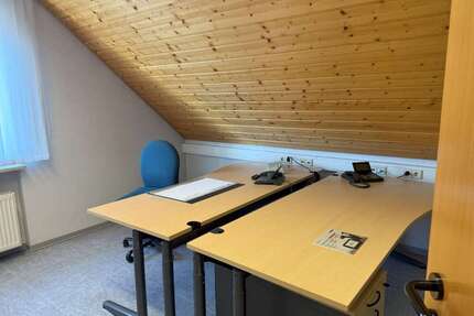 Büro in Roes 300 € 30 m²