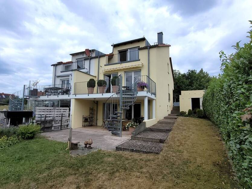 * HIER BLEIBEN KEINE WOHNWÜNSCHE OFFEN * hochwertig ausgestattete DHH mit GARTEN+GARAGE+STELLPLATZ