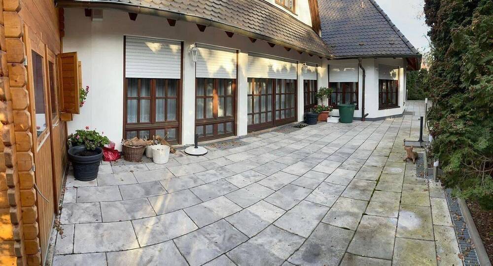 Exklusives Haus in Bestlage mit drei Garagen und schönem Garten