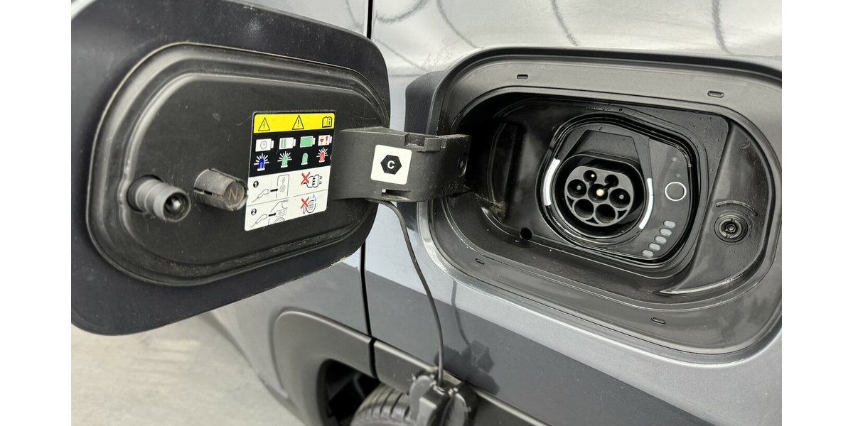 Jeep Compass Limited Plug-In 1.Hand 4WD FULL LED 360° 52.400 km 23.920 &euro; Lich 35423