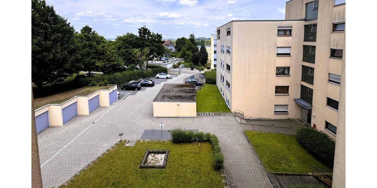 SOFORT FREI -- 3,5 Zimmer-Wohnung mit Balkon und Autostellplatz! 3 zimmer