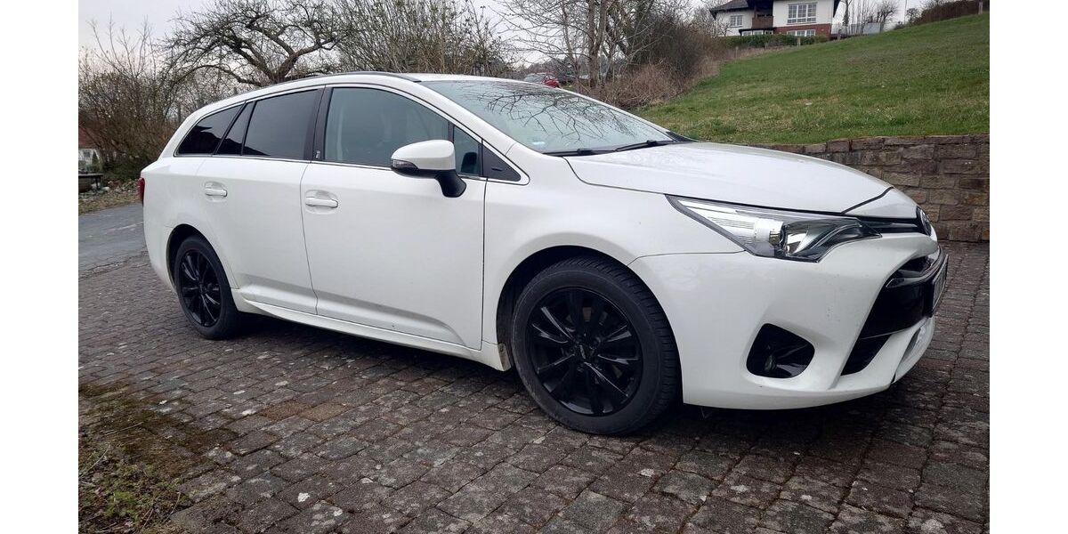Toyota Avensis 90.000 km 13.900 &euro; Lügde 32676