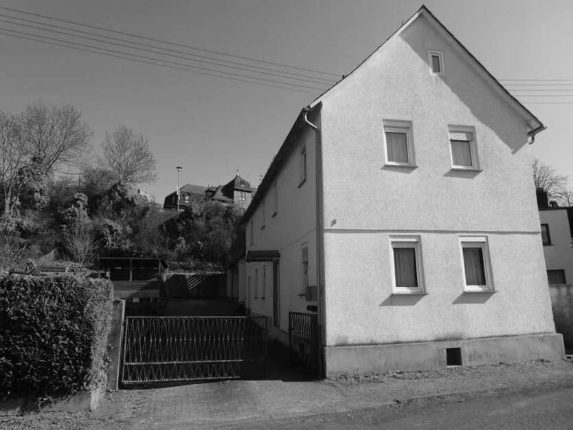 Haus zum Kaufen in Ehringshausen 399.000 € 250 m²