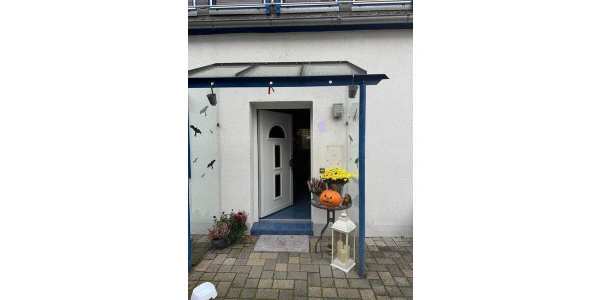 # Sofort einziehen! Ein 1-FH mit 2 Eingängen, Doppelcarport, 4 Einstellplätze, Garten u. eine vermietete DHH m. zwei Wohnungen u. 2 Einstellplätze 1 zimmer