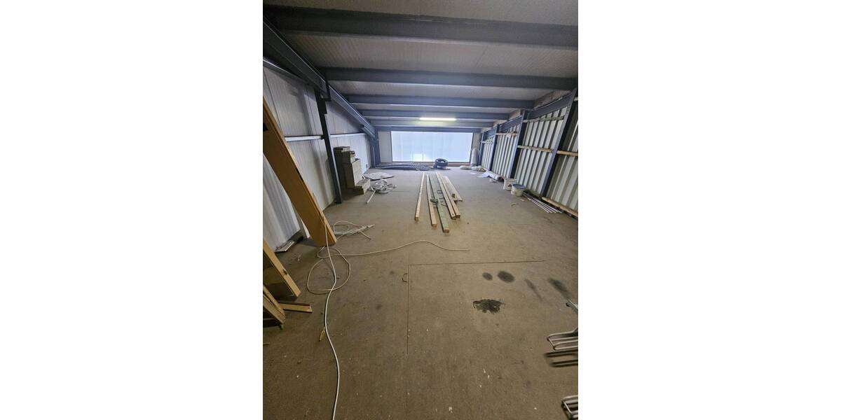 Pfeilerfreie Lagerhalle mit 2 Rolltoren, Büro, Lager, Teeküche, WC & zusätzl. Freifläche zimmer