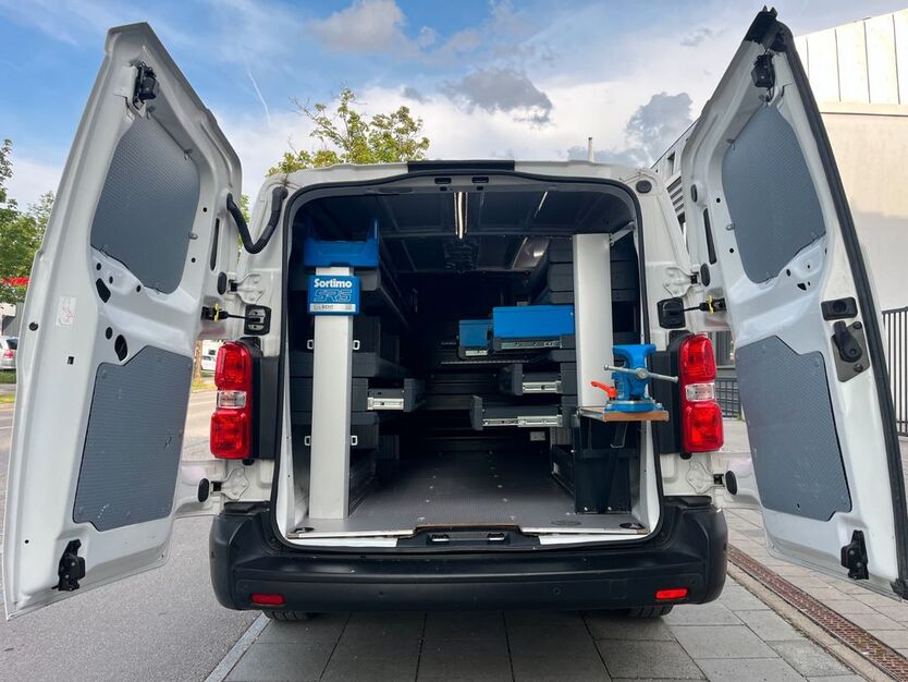 Opel Vivaro 106.906 km 17.390 € München 81825