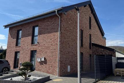 Modernes Zweifamilienhaus mit Garten &Doppelgarage in bester Lage 9 zimmer