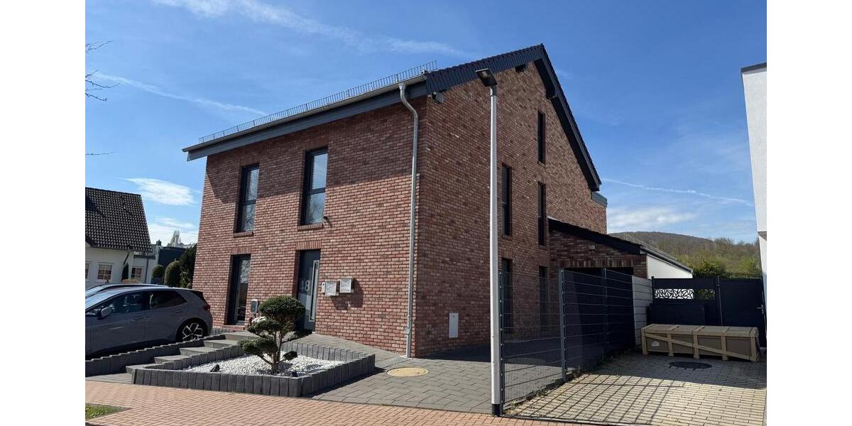 Modernes Zweifamilienhaus mit Garten &Doppelgarage in bester Lage 9 zimmer