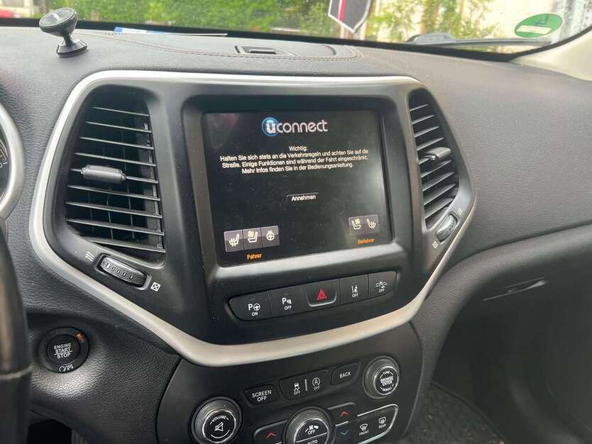 Jeep Cherokee 84.000 km 18.900 € Hasel 79686