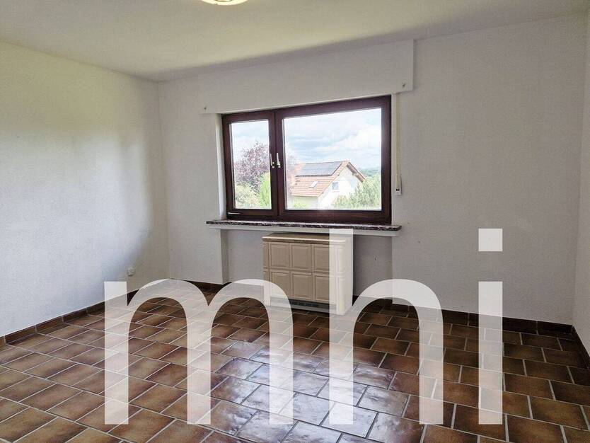 Much Hündekausen: Kleiner Bungalow mit 2 Garagen für die kleine Familie. 4 zimmer