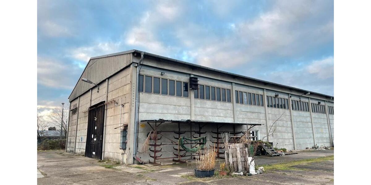 Großes Lagerhaus und umliegende Fläche 1 zimmer