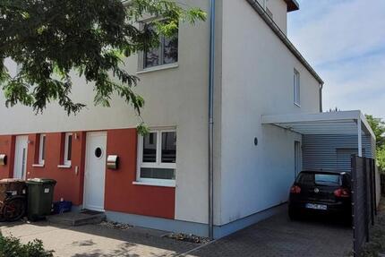Freundliche und neuwertige 5-Zimmer-Doppelhaushälfte mit gehobene