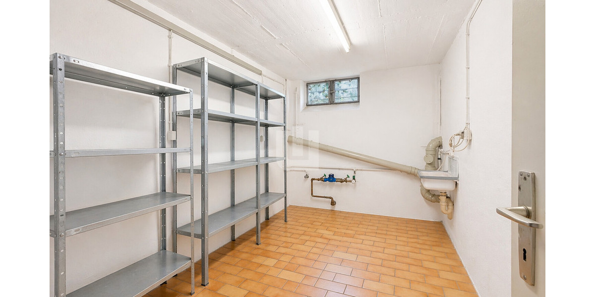 WINDISCH – Renovierungsbedürftiges RMH in Ortsrandlage von Olching – viel Potenzial für Familien! - Reihenmittelhaus Olching | Angebot:26534334