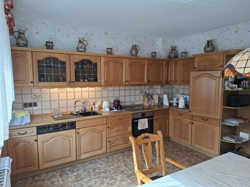 7-ZimmerHAUS MIT 3 BÄDERN, 2 GARAGEN UND GROSSEM GARTEN IN GUTER, ZENTRUMSNAHER WOHNLAGE!