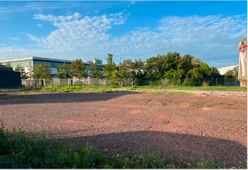 Gewerbegrundstück Freifläche 1 800 m² – umzäunt & geschottert –