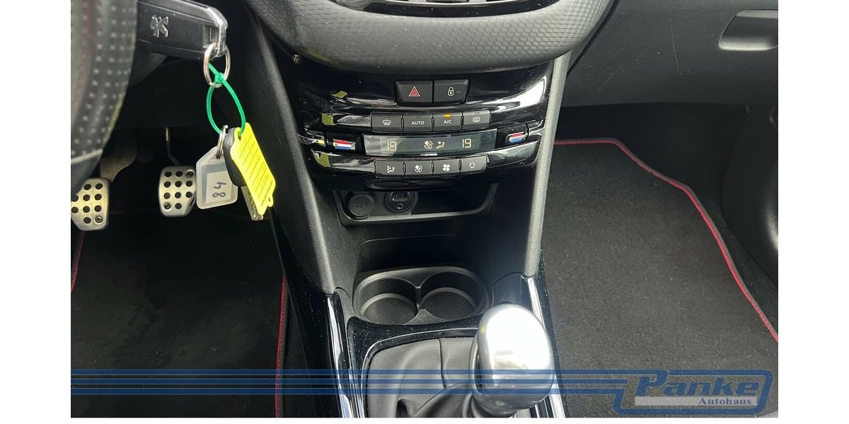 Peugeot 2008 1.2 PT 130 Allure*Pano*Navi*Leder*1-Hand* 79.035 km 12.490 &euro; Berlin 13187