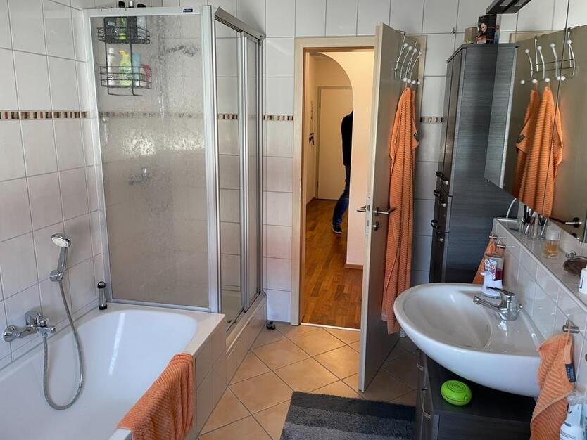 Sonnige, hochwertig ausgestattete Wohnung mit Balkon und Garage zimmer