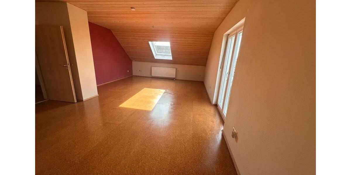 Dachgeschoßwohnung Ingolstadt Münchener Straße - 3 Zimmer, 100 m&sup2;, 950&euro; | Angebot:25568283