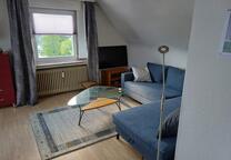 Helle DachWohnung, 2 Zimmer, KDB, möbliert, unrenoviert