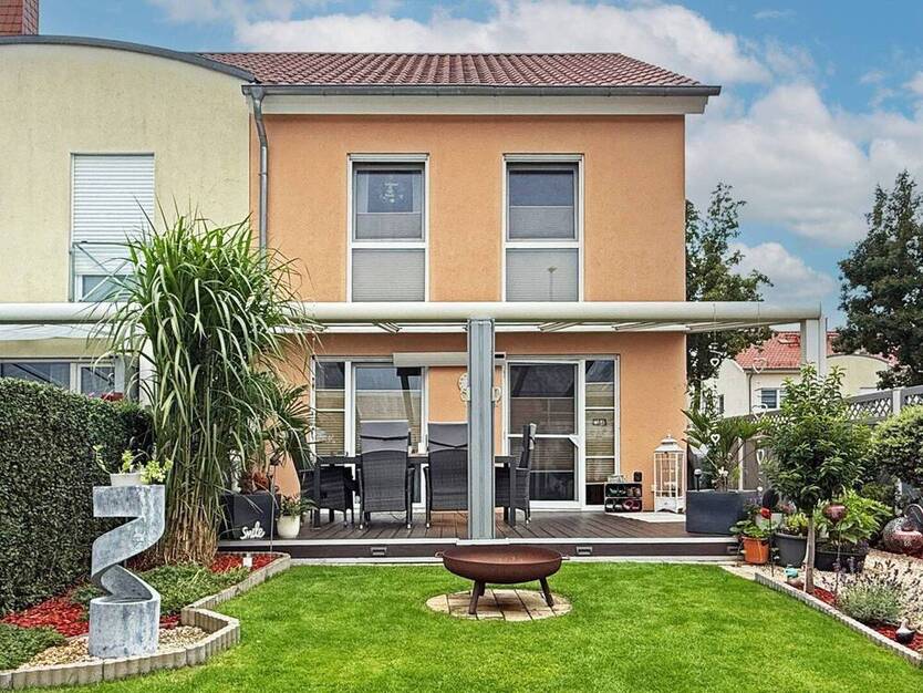 Modernes Reihenendhaus mit Gartenidylle zum Ankommen und Verweilen