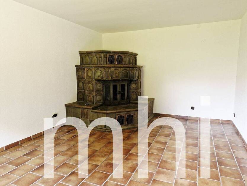 Much Hündekausen: Kleiner Bungalow mit 2 Garagen für die kleine Familie. 4 zimmer