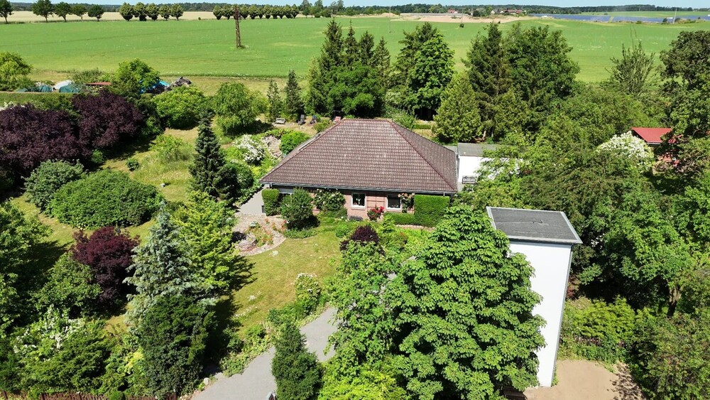 HORN IMMOBILIEN + Einfamilienhaus im Bungalowstil mit parkähnlichem Grundst. 5 km bis Neubrandenburg - Einfamilienhaus Burg Stargard | Angebot:27013653