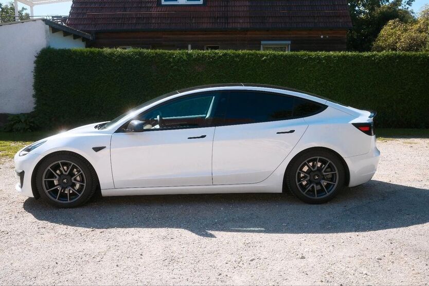 Tesla Model 3 38.403 km 27.900 € Erding 85435
