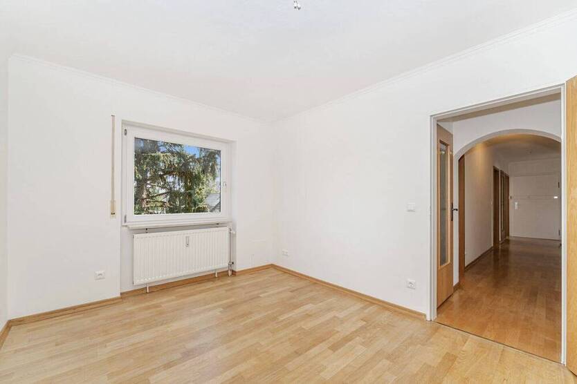 Großzügige und sehr gepflegte 4-Zimmer-Wohnung mit 2 Balkonen und Einbauküche.