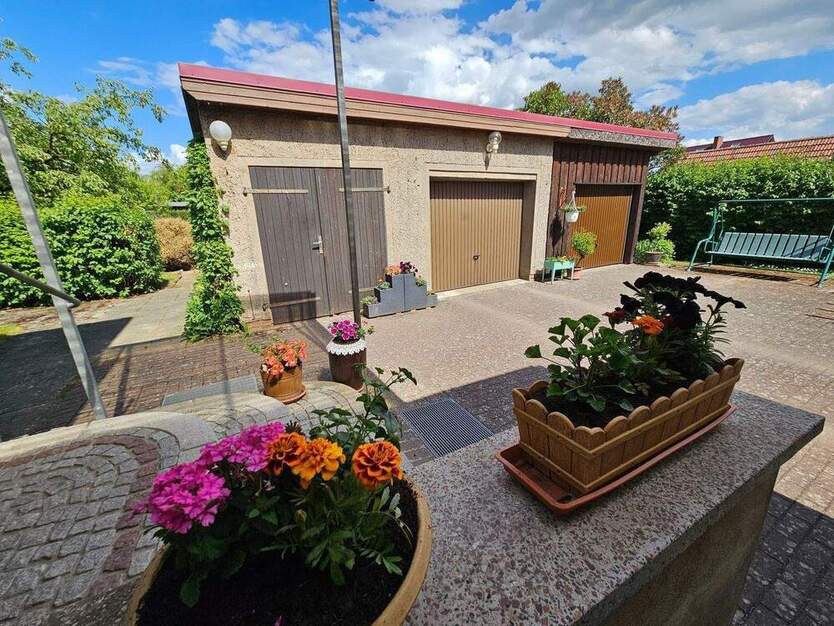 Schon fast am Stadtrand! Haus mit Garten, Garagen und viel Platz am Stadtrand!