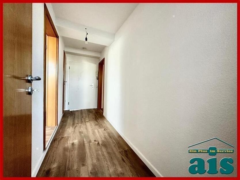 ais-GmbH bietet an: Renovierte 4 Zimmer Wohnung in der Südstadt.
