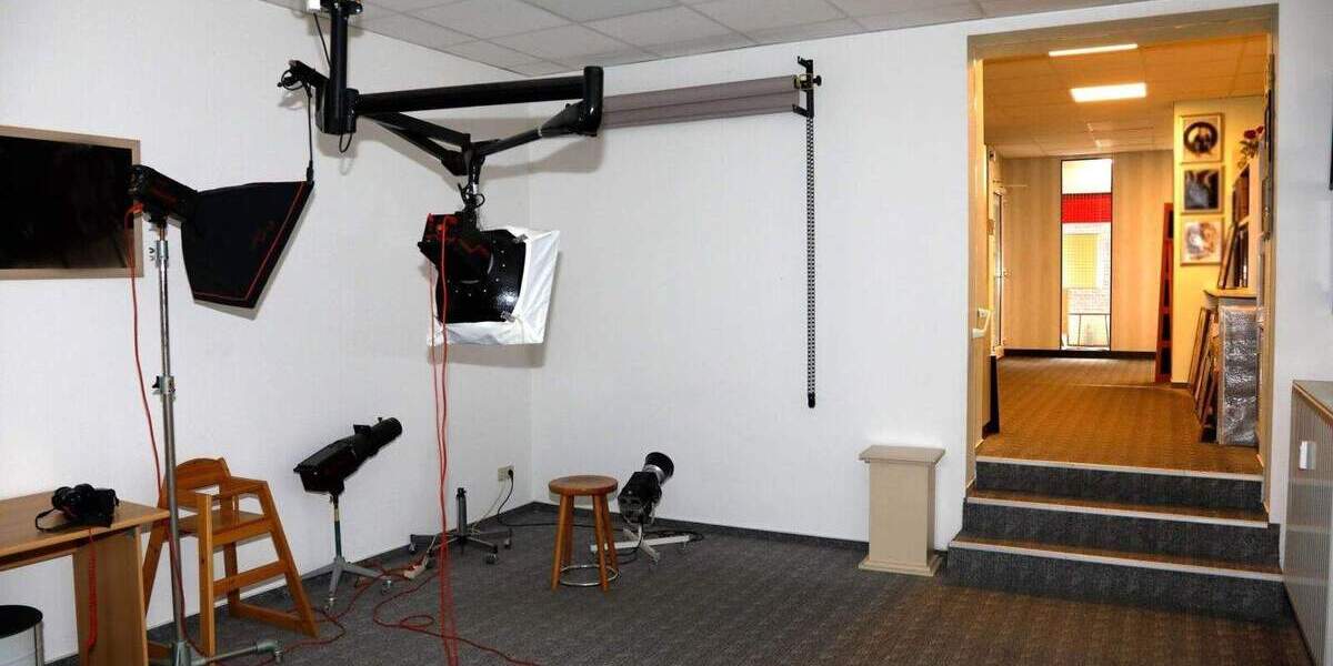 Wohn- und Geschäftshaus + Garagen + 1.186 m² großes Grundstück zu verkaufen 1 zimmer