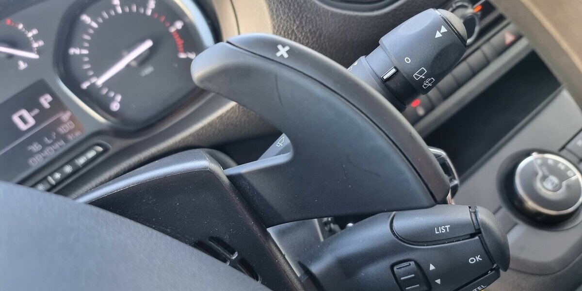 Opel Zafira Life Edition M Vivaro 9-Sitzer Automatik 84.300 km 27.700 &euro; Garrel 49681