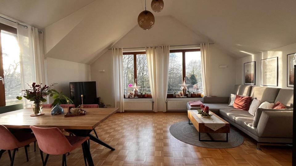 Schöne helle DG Wohnung mit Balkon und Stellplatz 1 zimmer