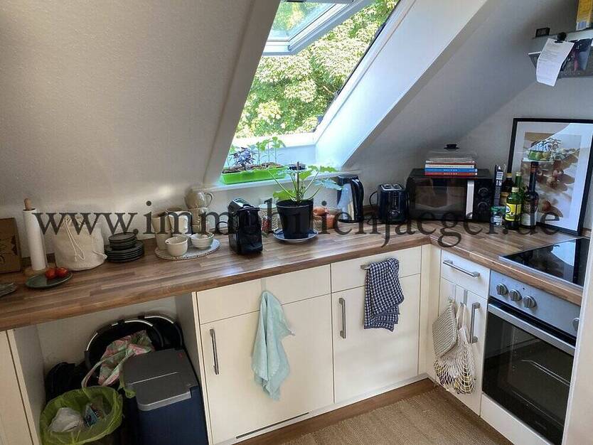 Zentrales Garstedt zw. Meyers-Mühle und EKZ Herold-Center - DachWohnung mit EBK - Sitzbadewanne