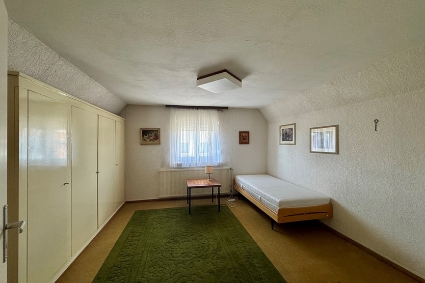 Bad Homburg - Kirdorf: Raumriese! Teilw. vermietetes 2-Familienhaus mit Potenzial!