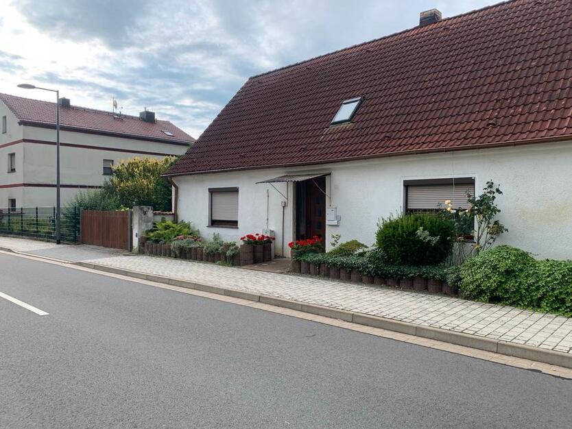 Großes Grundstück mit sanierungsbedürftigen Gebäuden