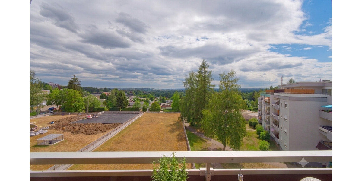 Top Aussicht(en)! Helle 4,5 Zimmerwohnung mit Aufzug und TG-Stellplatz - Etagenwohnung Villingen-Schwenningen Schwenningen | Angebot:27009344