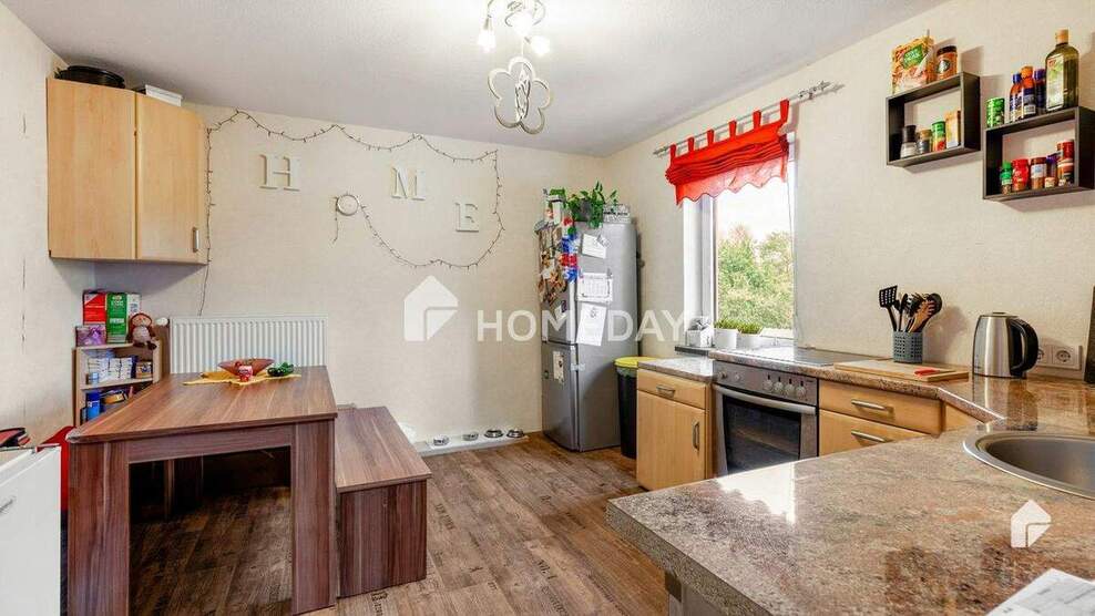 Charmantes Mehrfamilienhaus mit zwei Wohneinheiten, Garage, Carport und großzügigem Garten 8 zimmer