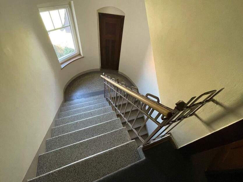 Gepflegte Zwei-Zimmer-Wohnung mit BalkonEinbauküche im Mietpreis enthaltenTageslichtbad zentral gelegen am Fuße der Augustusburg