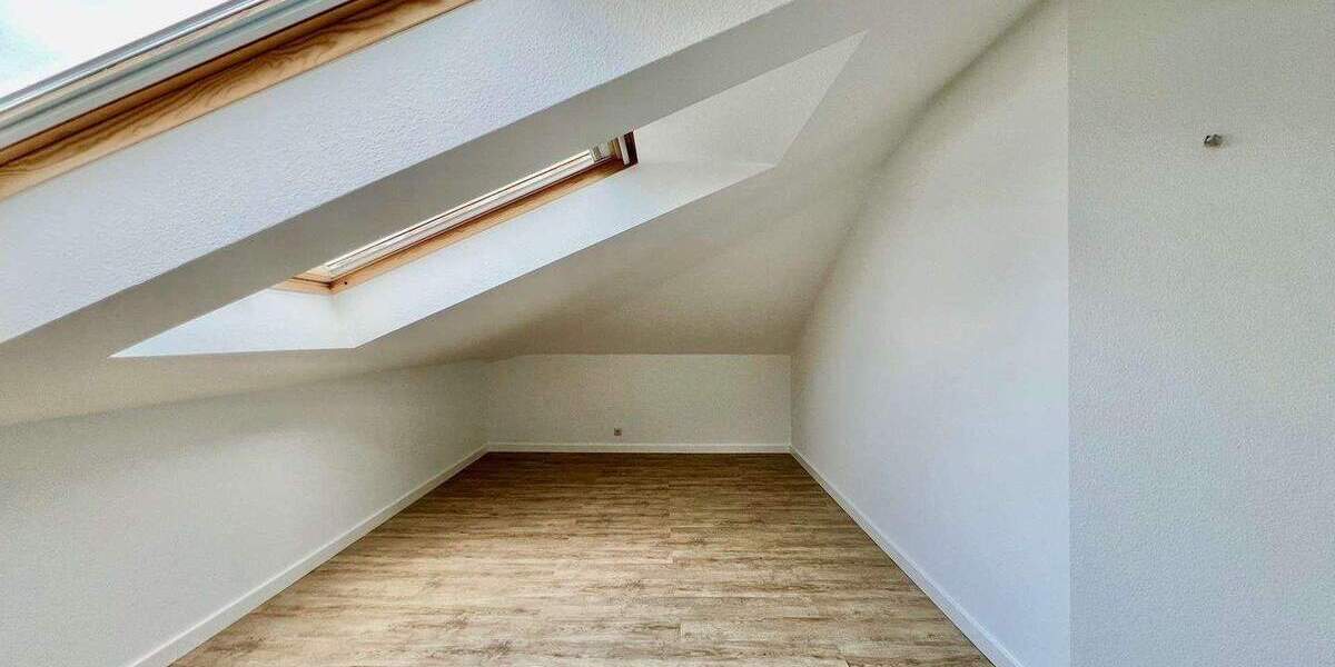 Wo Licht, Weite und Ruhe zuhause sind: Traumhafte 3-Zi-DG-Wohnung in Rumpenheim 3 zimmer