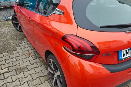 Peugeot 208 104.000 km 8.300 € Obererbach 56414