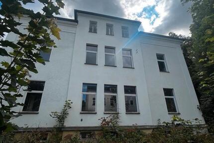 MietkaufOelsnitz Haus mit Garagen Garten und Ställen 8 zimmer