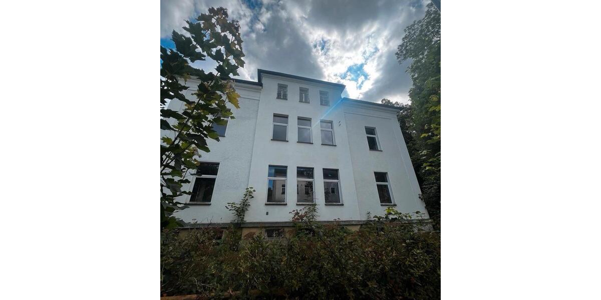 MietkaufOelsnitz Haus mit Garagen Garten und Ställen 8 zimmer