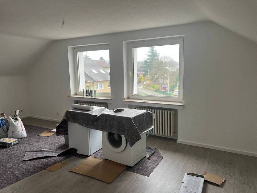 RENOVIERTE EINZimmer - Dachgeschoßwohnung MIT EINBAUKÜCHE IN RUHIGER LAGE